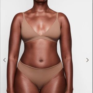 SKIMS FITS EVERYBODY TRIANGLE BRALETTE